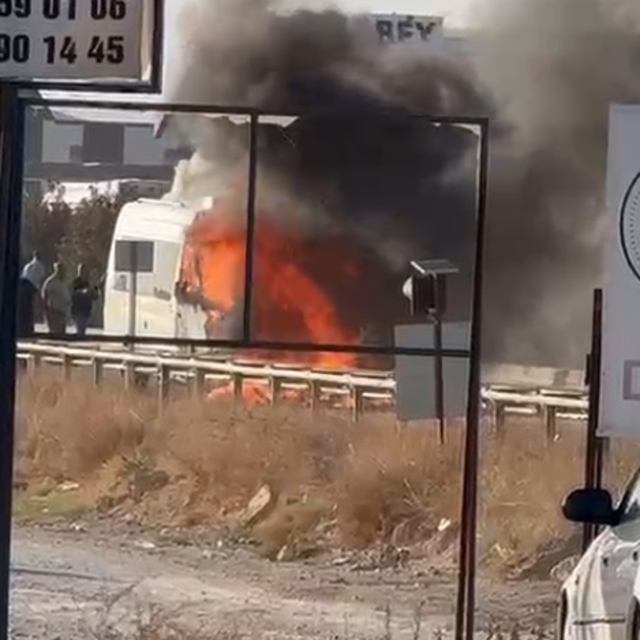 Minibüsle çarpışan motosikletin sürücüsü çıkan yangında öldü