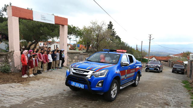 Manisa'da jandarmadan miniklere Cumhuriyet Bayramı sürprizi