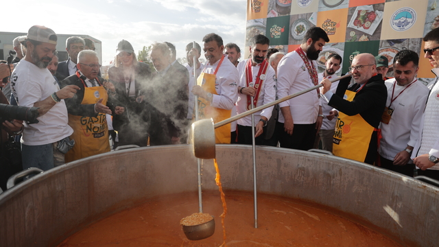 Kayseri'de başlayan 3. Gastronomi Günleri'nde 1 ton pastırmalı Gömeç kuru fasulyesi ikram edildi