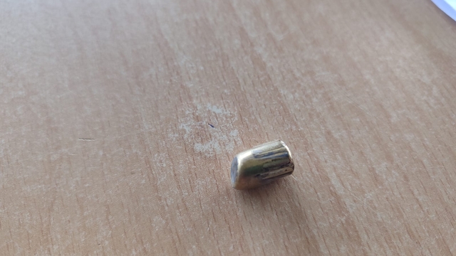 Bursa'da dolmuş durağının çatısına yorgun mermi isabet etti