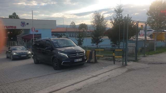 CHP lideri Özel, İBB Medya A.Ş. Başkanı Türker'i cezaevinde ziyaret etti