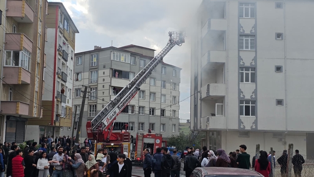Tekirdağ'da bir apartmanın üst katında çıkan yangın söndürüldü