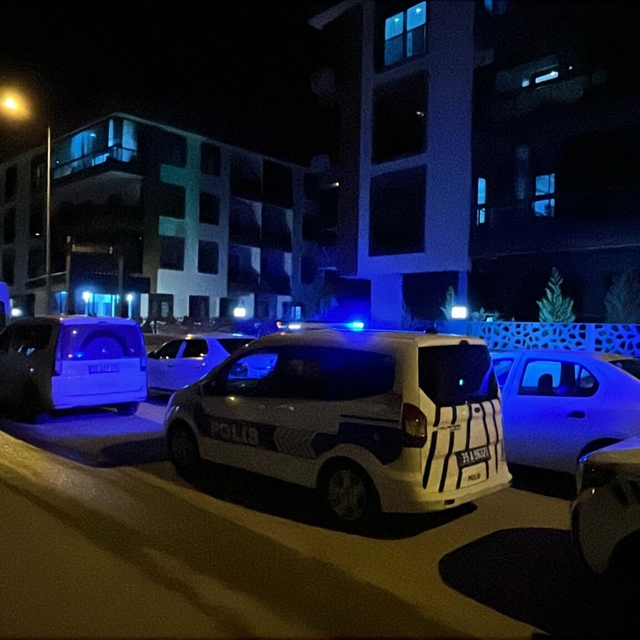 İzmir'de bir evde anne, baba ve oğulları tabancayla öldürülmüş halde bulund...