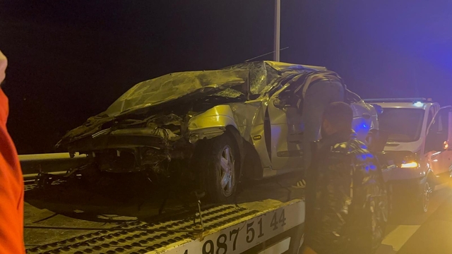 Bolu Dağı Tüneli çıkışında otomobil bariyerlere çarptı: 1'i ağır 3 yaralı