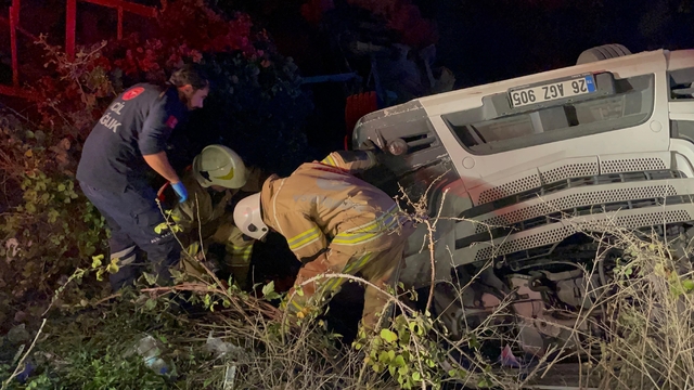 Bursa'da TIR şarampole devrildi: 1 ölü, 1 yaralı