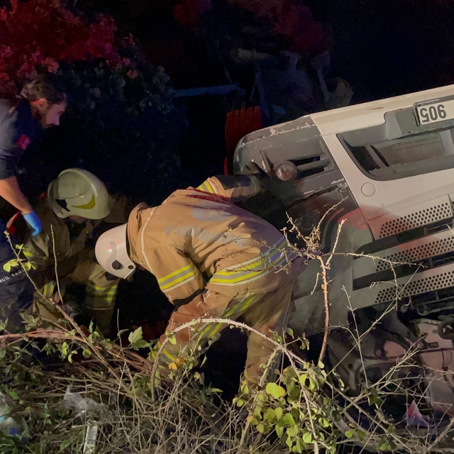 Bursa'da TIR şarampole devrildi: 1 ölü, 1 yaralı