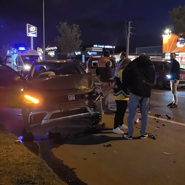 Bursa'da 3 aracın karıştığı zincirleme trafik kazası: 3 yaralı