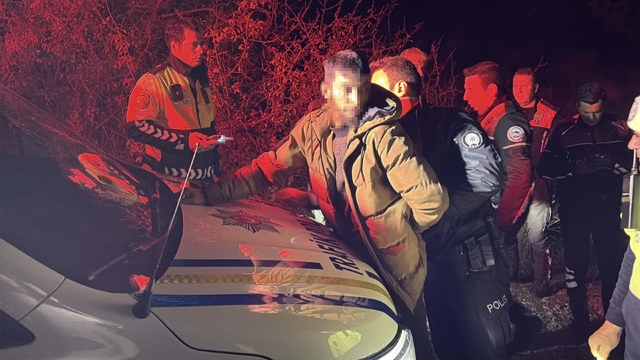 Alkollü sürücü, eşi ve 2 yaşındaki bebeği araçtayken polisten kaçıp, kaza yaptı