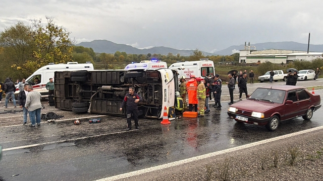 İşçi servis midibüsü devrildi: 1 ölü, 19 yaralı