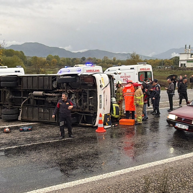 İşçi servis midibüsü devrildi: 1 ölü, 19 yaralı