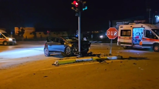 Çorum'da polis otosu ile otomobil çarpıştı, 2'si polis 4 kişi yaralandı