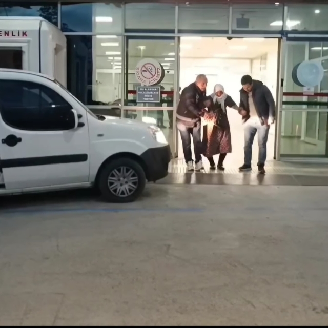 Çorum'da hastanede yakınları tarafından alınmayan yaşlı kadın huzurevine ye...