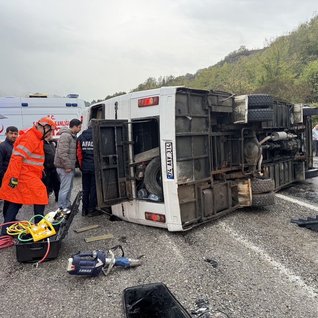 Bartın'da devrilen işçi servisinde 1 kişi öldü, 19 kişi yaralandı