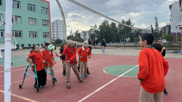 Serebral palsili Cemre'nin en büyük hayali milli voleybolcu olmak