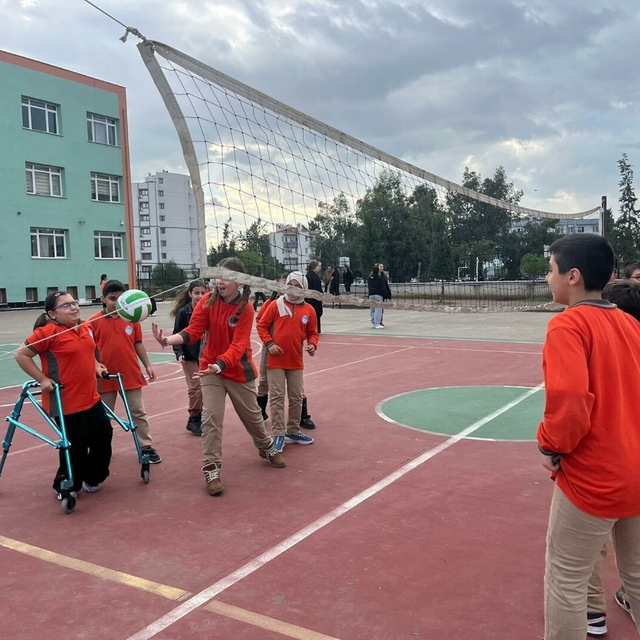Serebral palsili Cemre'nin en büyük hayali milli voleybolcu olmak