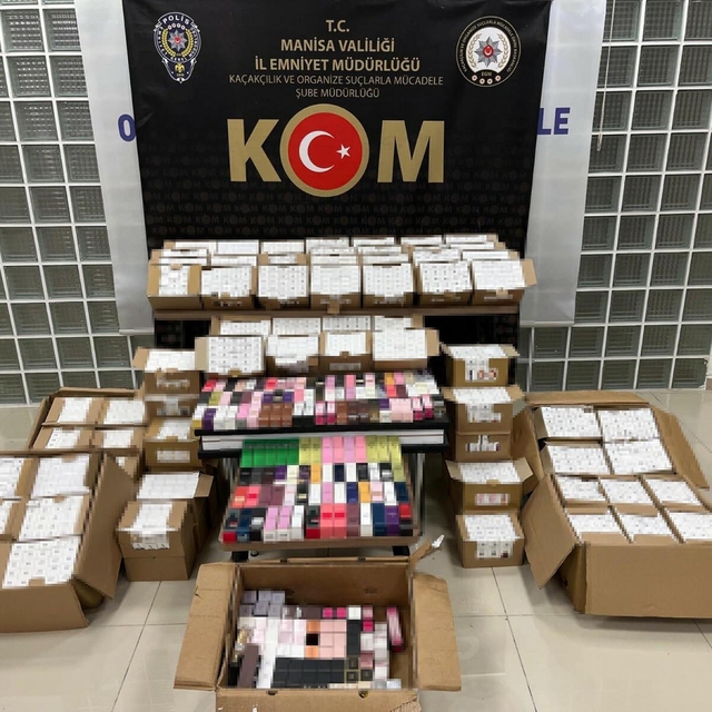 Otomobilinde 2 bin 710 şişe gümrük kaçağı parfümle yakalandı