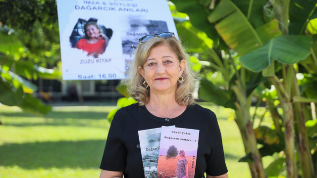 Annesinin 'kız çocuklarını okutun' vasiyetini, yazdığı kitapların geliriyle gerçekleştiriyor