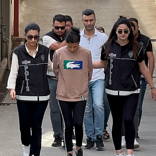 Kadınlar Günü'nde çiçek götürüp, 95 bin dolarlık senet imzalatmışlar