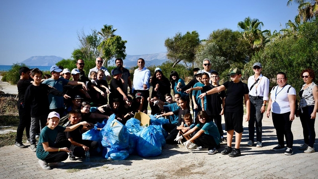 Mersin'de öğrenciler sahilde çevre temizliği yaptı