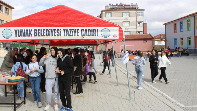 Yunak'ta ortaokul öğrencileri Gazze'li çocuklar için kermes düzenledi
