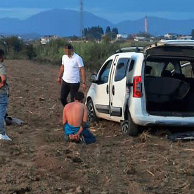 Cezaevi firarileri kaçarken araçlarıyla girdikleri tarlada yakalandı