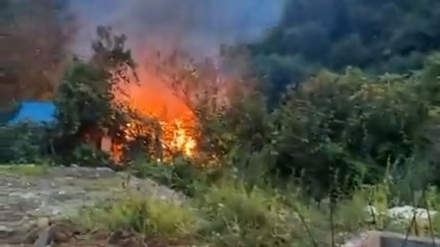 Rize'de dere kenarındaki baraka alev alev yandı