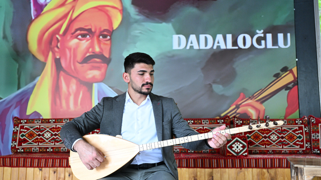 Annesinin 13 yaşında aldığı sazla diyar diyar gezip aşıklık kültürünü yaşatıyor