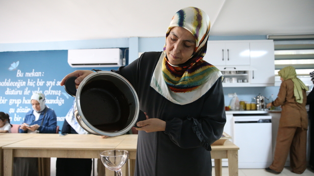 Hatay'da kadınlar ücretsiz kurslarla yemek ve temizlik malzemesi yapımını öğreniyor
