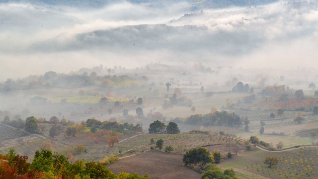 Sisle kaplanan Uludağ'ın eteklerinde sonbahar güzelliği, dronla görüntülendi