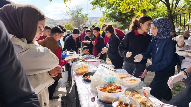 Karakeçili'deki okullarda Gazze yararına kermes düzenlendi
