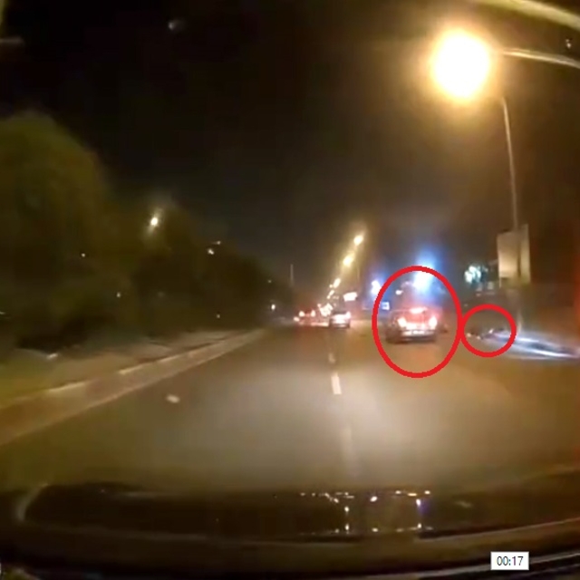 Sürücüsünün makas attığı otomobil, motosiklete çarptı