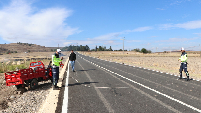 Kilis'te 3 tekerlekli elektrikli motosikletin devrildiği kazada 2 kişi ağır yaralandı