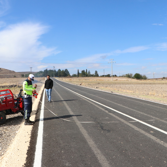 Kilis'te 3 tekerlekli elektrikli motosikletin devrildiği kazada 2 kişi ağır...