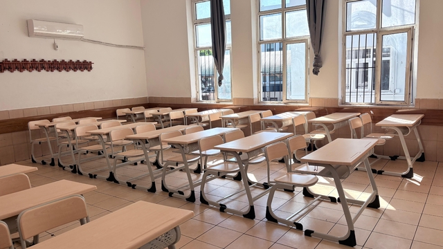 Manavgat'ta Çağlayan Ortaokulu'nun sıra ve masaları yenilendi