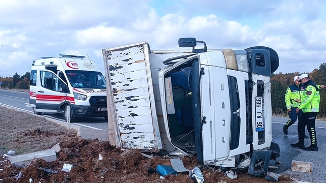 Kütahya'da devrilen kamyonun sürücüsü yaralandı