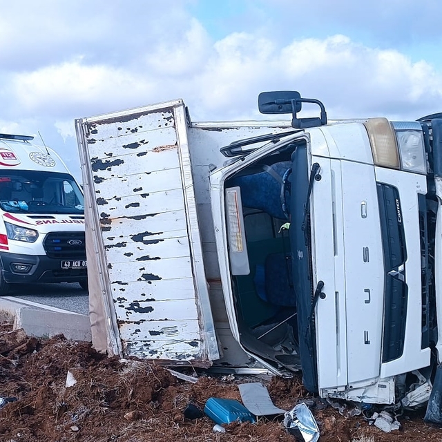 Kütahya'da devrilen kamyonun sürücüsü yaralandı