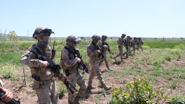 Sınırı kaçan yollarla geçen 2 Suriyeli, yaralı bulundu