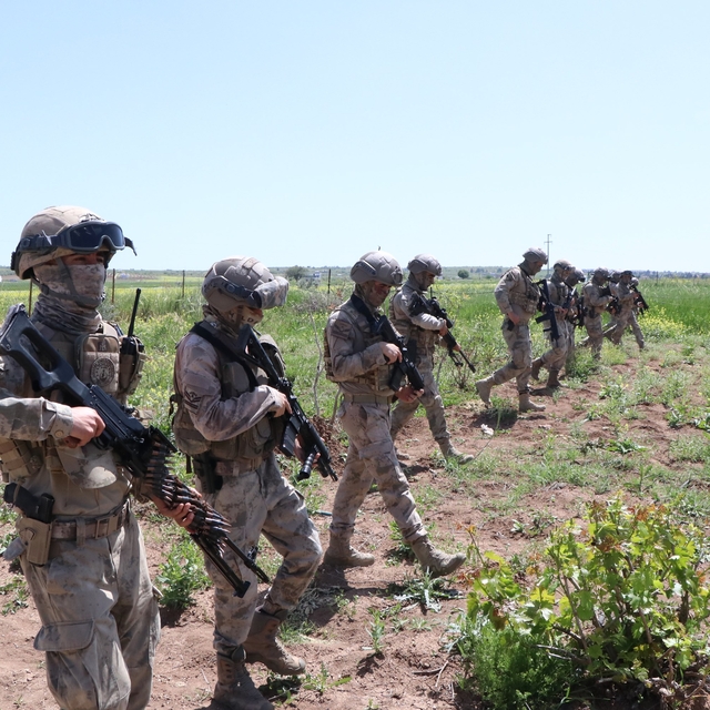 Sınırı kaçan yollarla geçen 2 Suriyeli, yaralı bulundu
