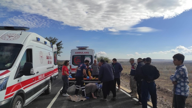 Motosiklet devrildi, sürücü ile eşi yaralandı