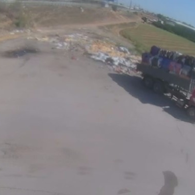 Tonlarca tekstil atığını sahile döken kamyon şoförü ile firma hakkında ince...