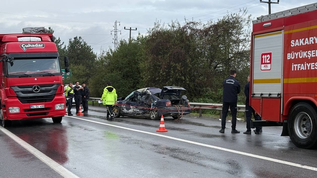 Sakarya'da otobüsle çarpışan otomobildeki 1 kişi öldü, 2 kişi yaralandı