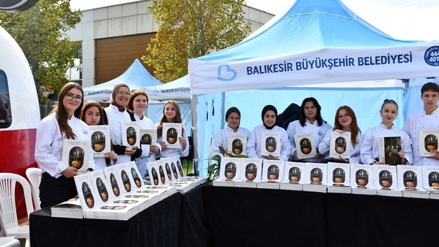 Balıkesir'deki 23 öğrenci, ilin kaybolmuş 60 yemeğini kitaplaştırdı