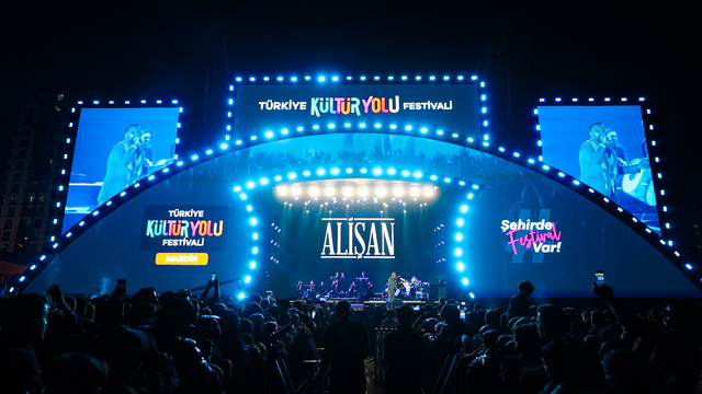 Sanatçı Alişan Mardin Kültür Yolu Festivali'nde konser verdi