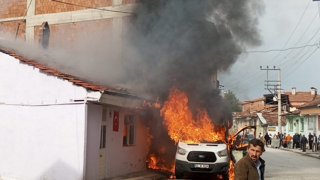Minibüste çıkan yangında 2 bina zarar gördü