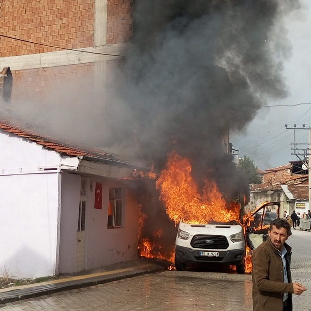 Minibüste çıkan yangında 2 bina zarar gördü