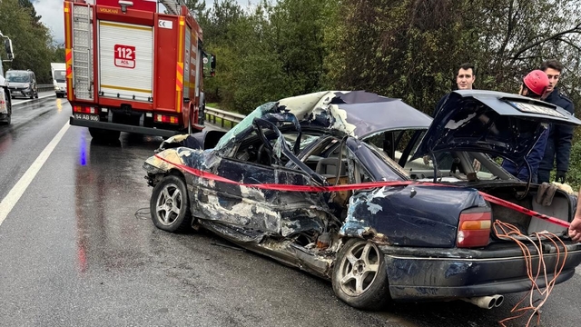 Yolcu otobüsünün çarptığı otomobil bariyere vurdu: 1 ölü, 2 yaralı