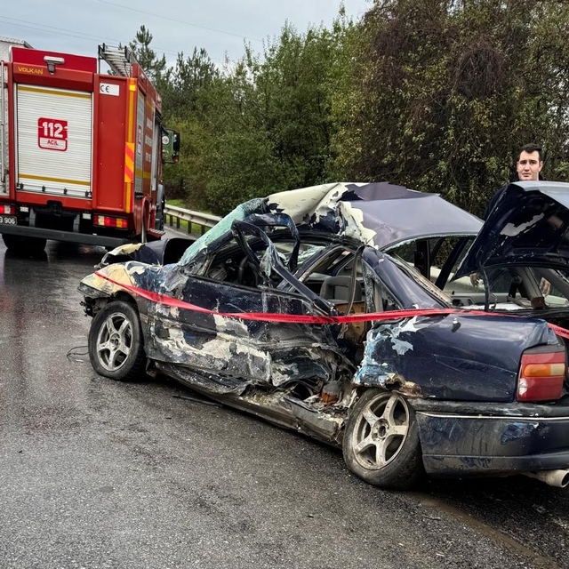 Yolcu otobüsünün çarptığı otomobil bariyere vurdu: 1 ölü, 2 yaralı