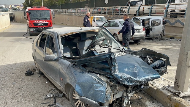 Karşı yöne geçen otomobil, iki araçla çarpıştı: 1'i ağır ,5 yaralı