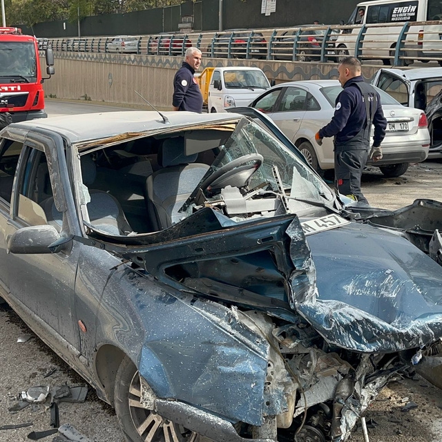 Karşı yöne geçen otomobil, iki araçla çarpıştı: 1'i ağır ,5 yaralı