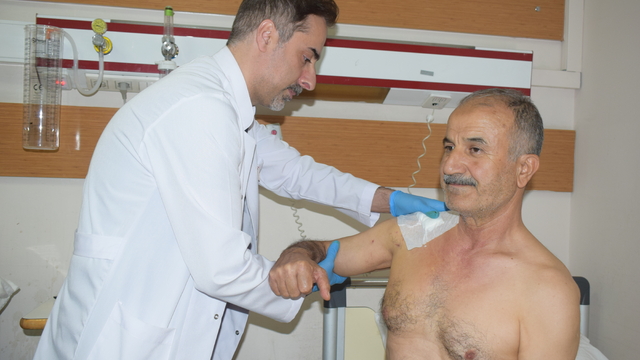 Tenis oynarken omzu çıkan hasta, özel plakla ameliyat edildi